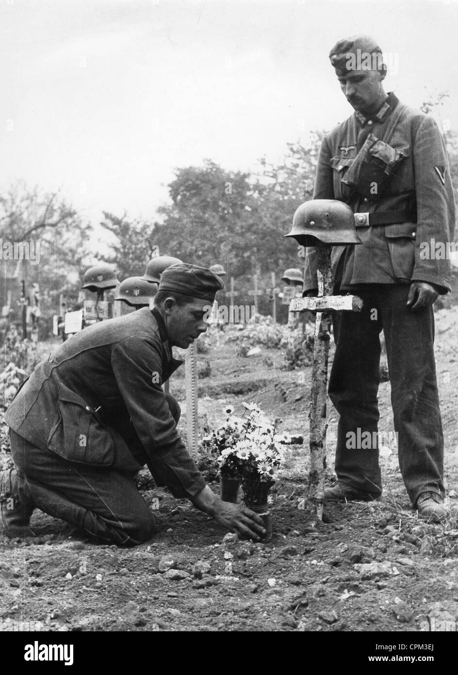 Les soldats allemands enterrer une camarade, 1940 Banque D'Images