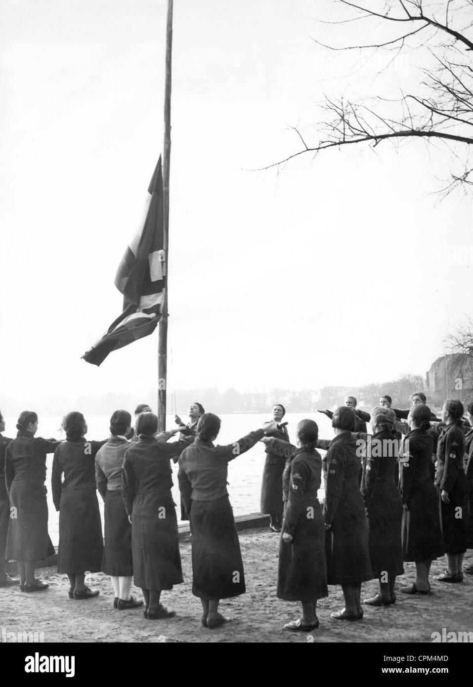 Le hissage du drapeau à la BDM, 1936 Banque D'Images