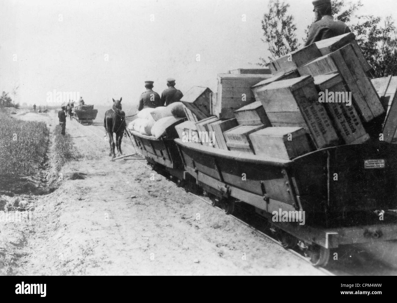 Sur un train de ravitaillement allemands Narrow Gauge Railroad sur le front de l'Est, 1915 Banque D'Images