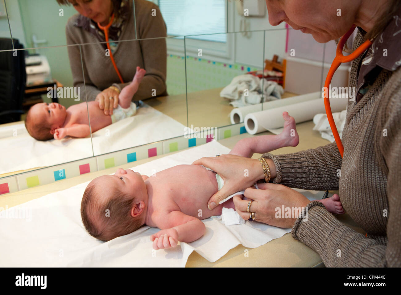 palpation-abdomen-chez-les-enfants-banque-de-photographies-et-d-images