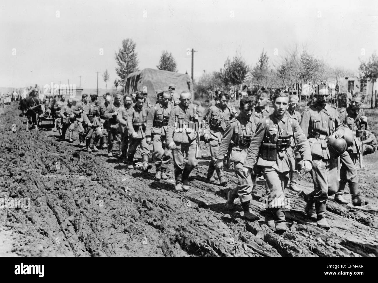 La colonne d'infanterie allemande sur le mois de mars sur le front de l'Est, 1942 Banque D'Images