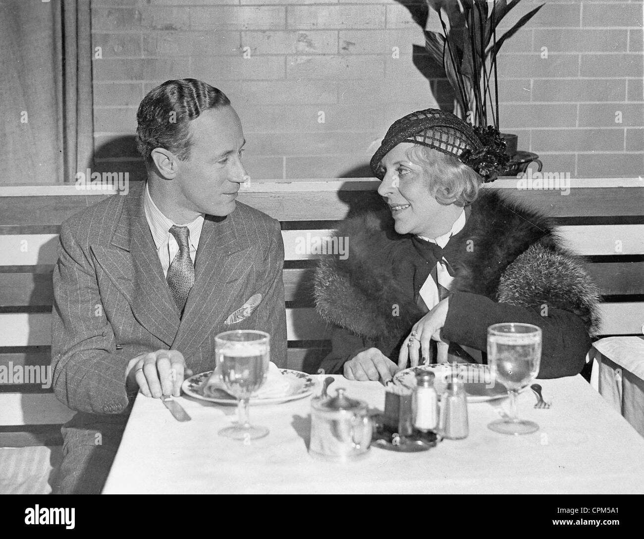 Leslie Howard avec Vicki Baum, 1932 Banque D'Images