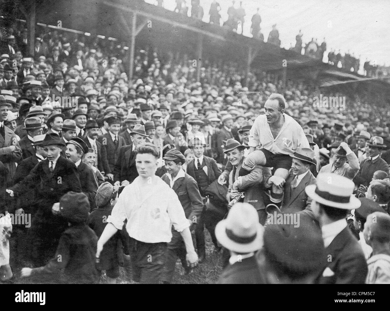 Fans transporter un joueur de football sur leurs épaules, 1921 Banque D'Images