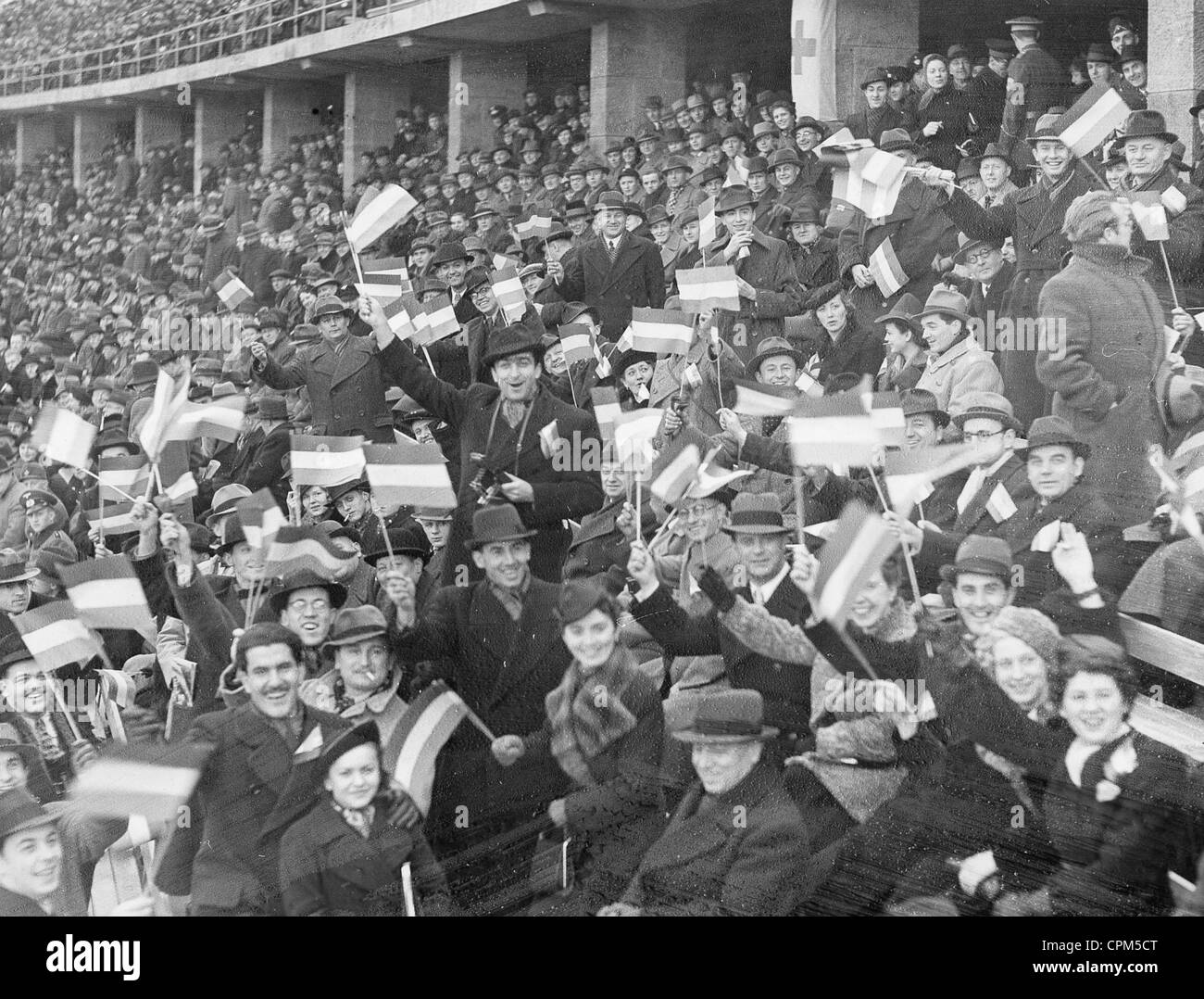 Fans lors des match de football entre l'Allemagne et la Yougoslavie, 1939 Banque D'Images