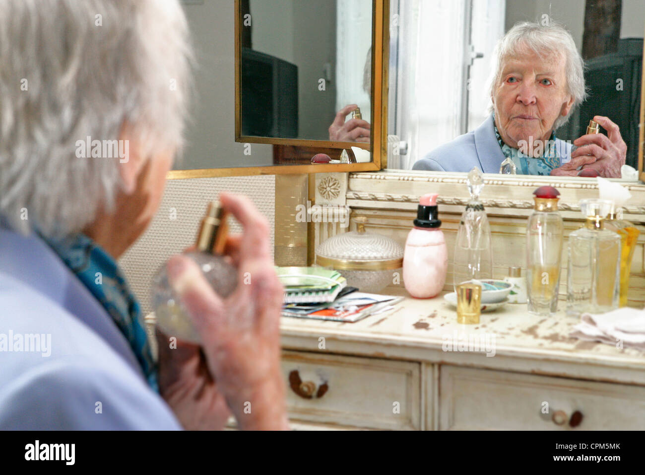 Elderly Person With Perfume Banque d'image et photos - Alamy