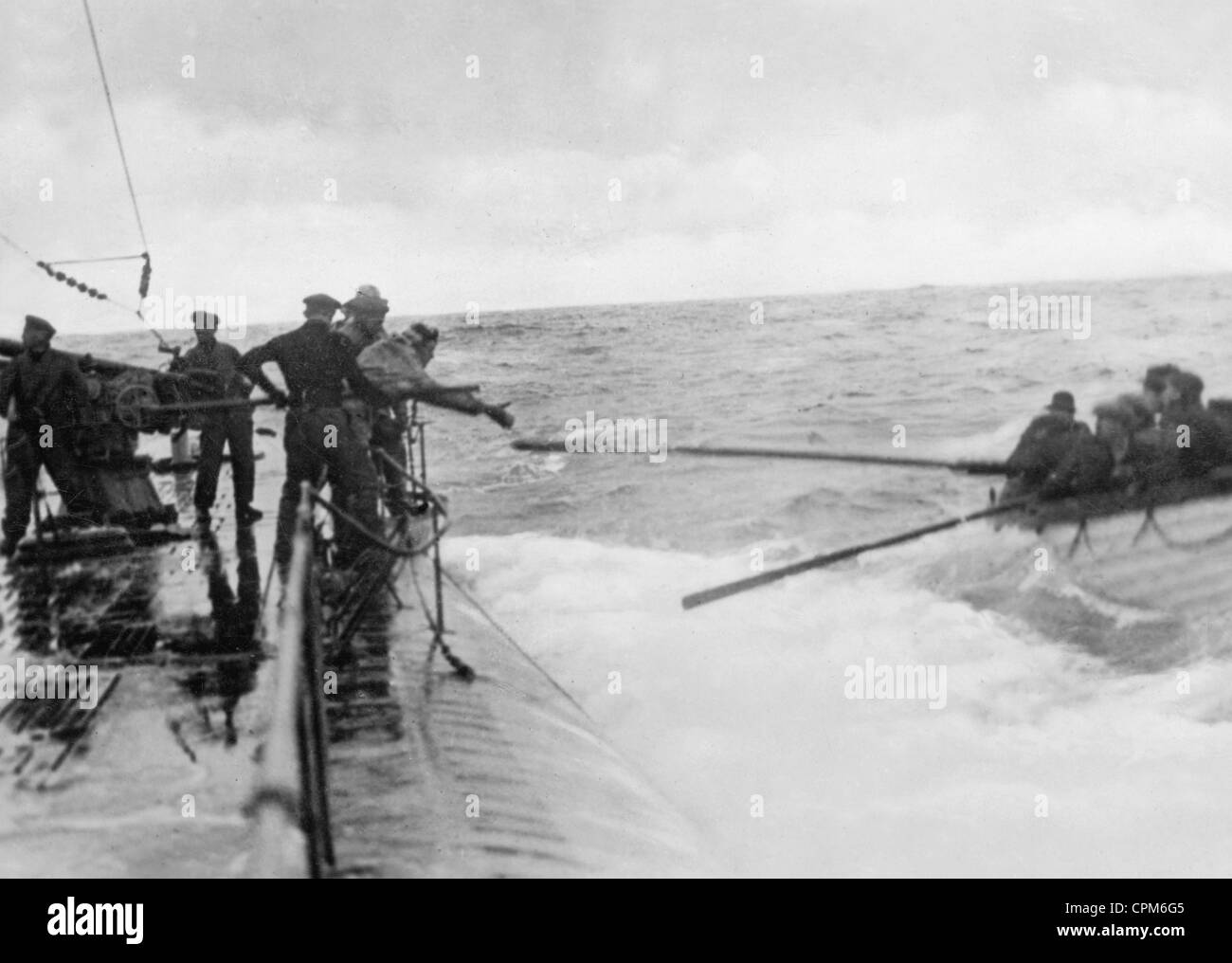 Les marins naufragés sur un sous-marin allemand pendant la PREMIÈRE GUERRE MONDIALE Banque D'Images