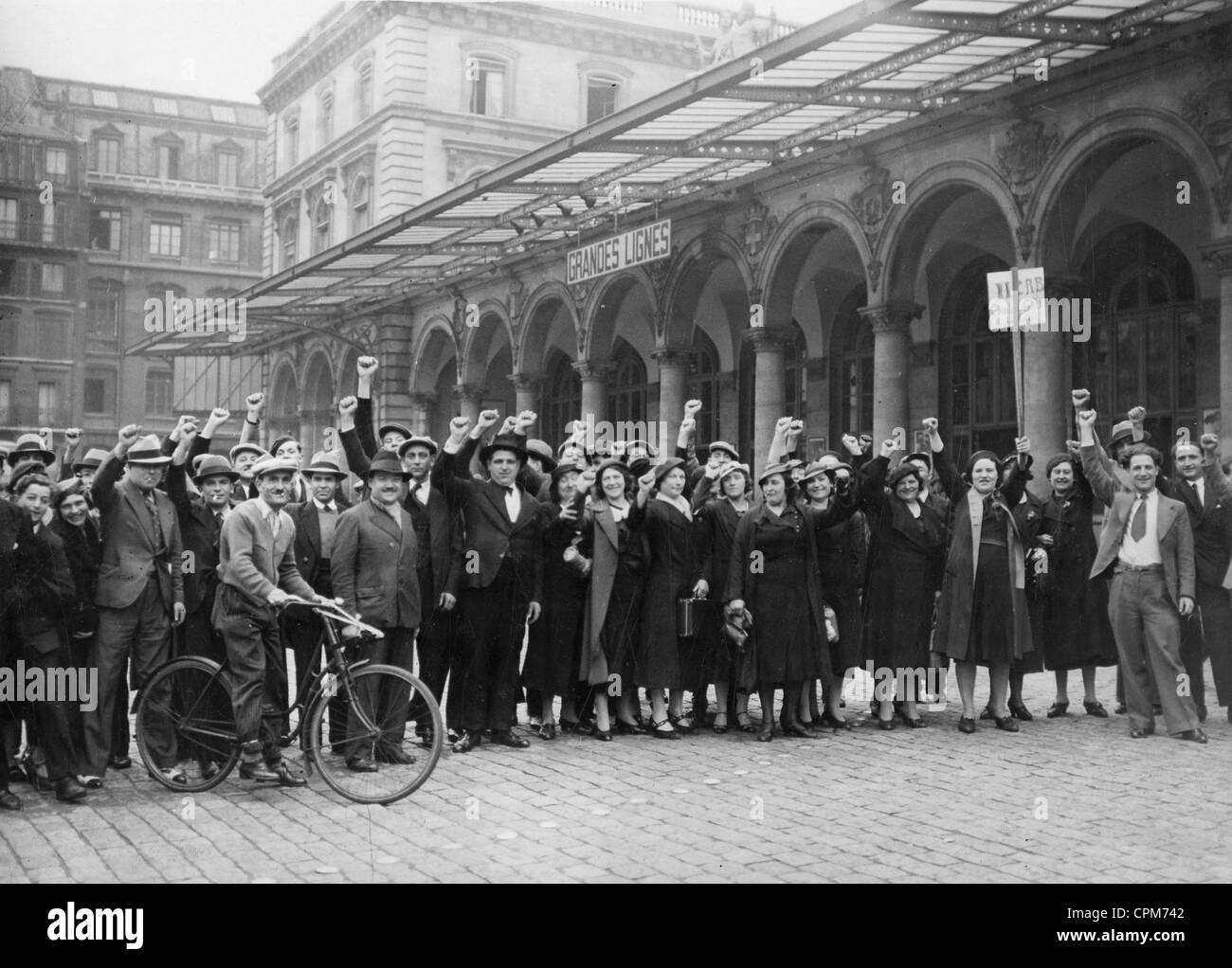 Les travailleurs en grève à Paris, 1936 Banque D'Images