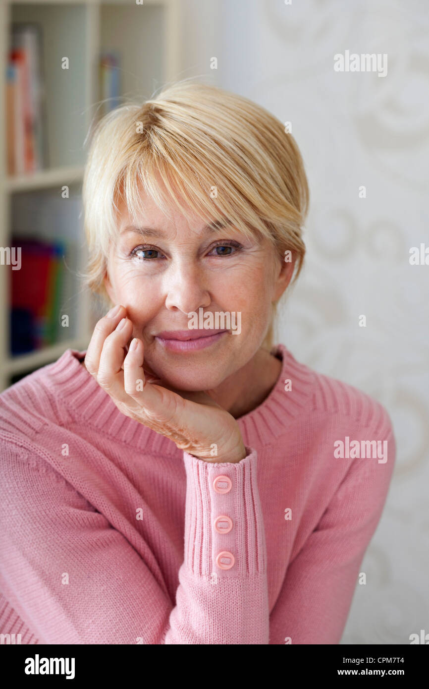 60 year old woman Banque de photographies et d'images à haute résolution -  Alamy