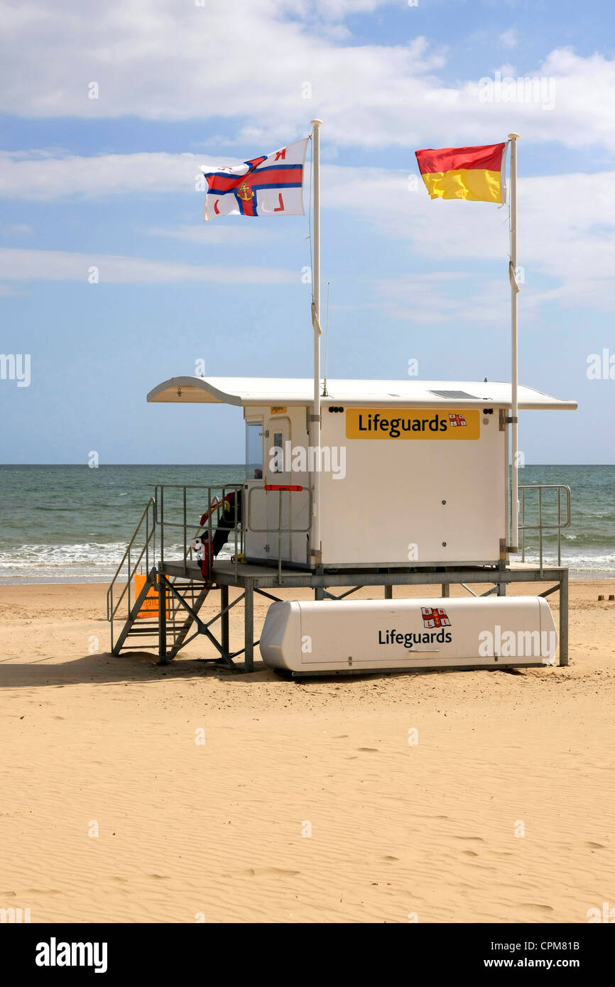 Style californien RNLI Beach Hut dans Bourrnemouth Patrouille Banque D'Images