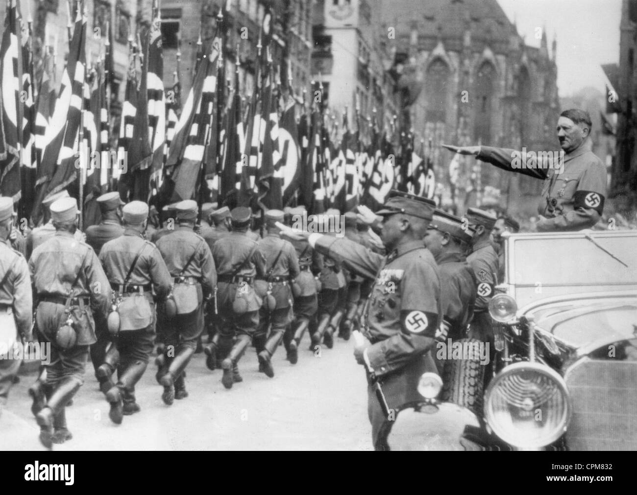 Adolf Hitler descend un défilé pendant le congrès de Nuremberg à Nuremberg, 1937 Banque D'Images