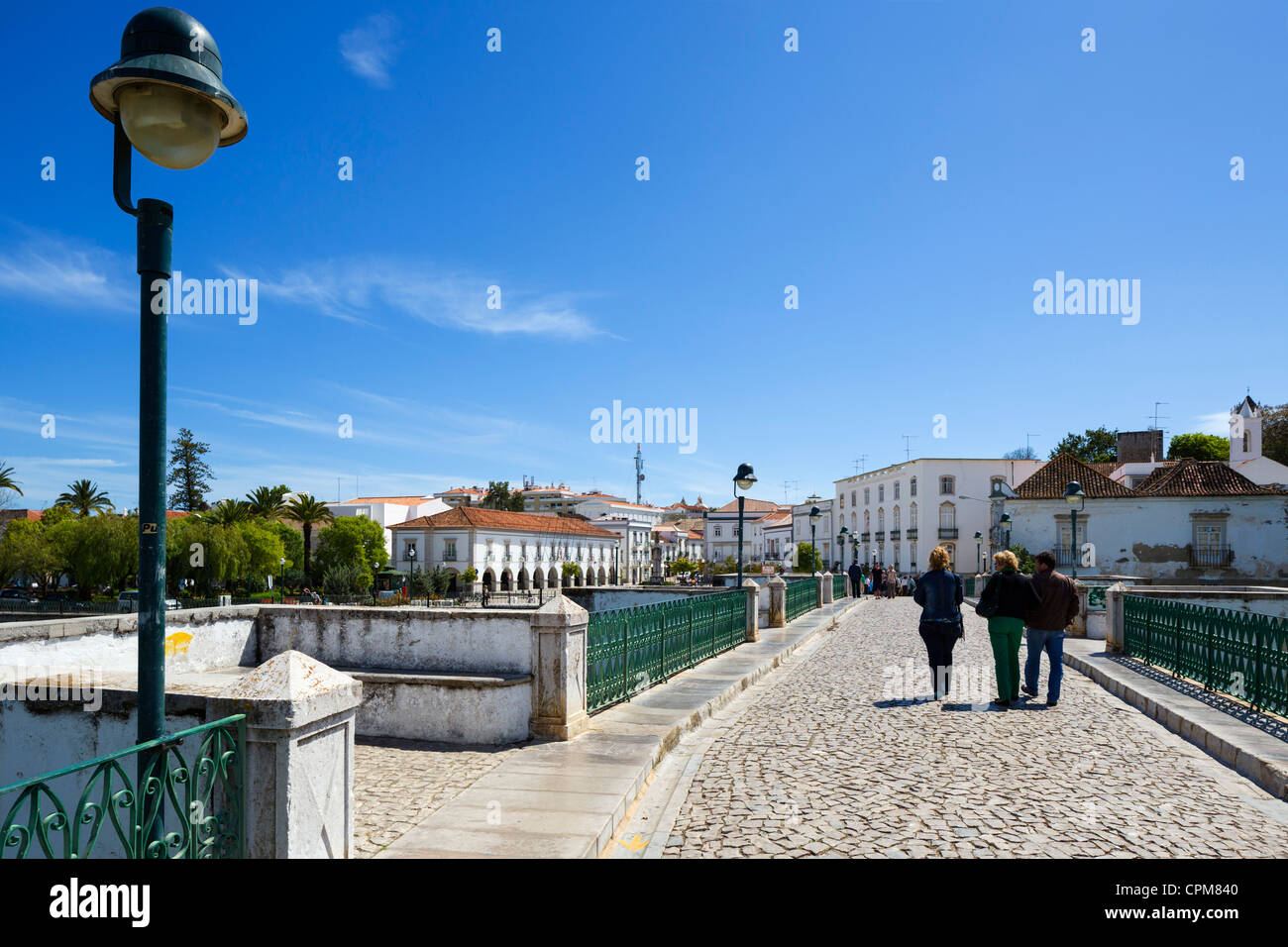 Le Ponte Romana (pont romain) sur In The Golfer's Paradise à la recherche vers le centre de la vieille ville, Tavira, Algarve, Portugal Banque D'Images