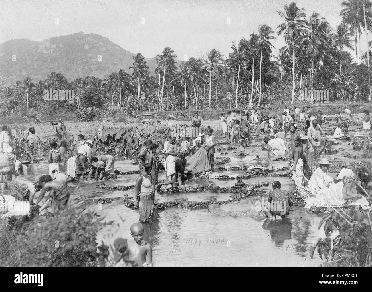 La pêche en rivière dans la colonie allemande de Samoa, autour de 1910 Banque D'Images