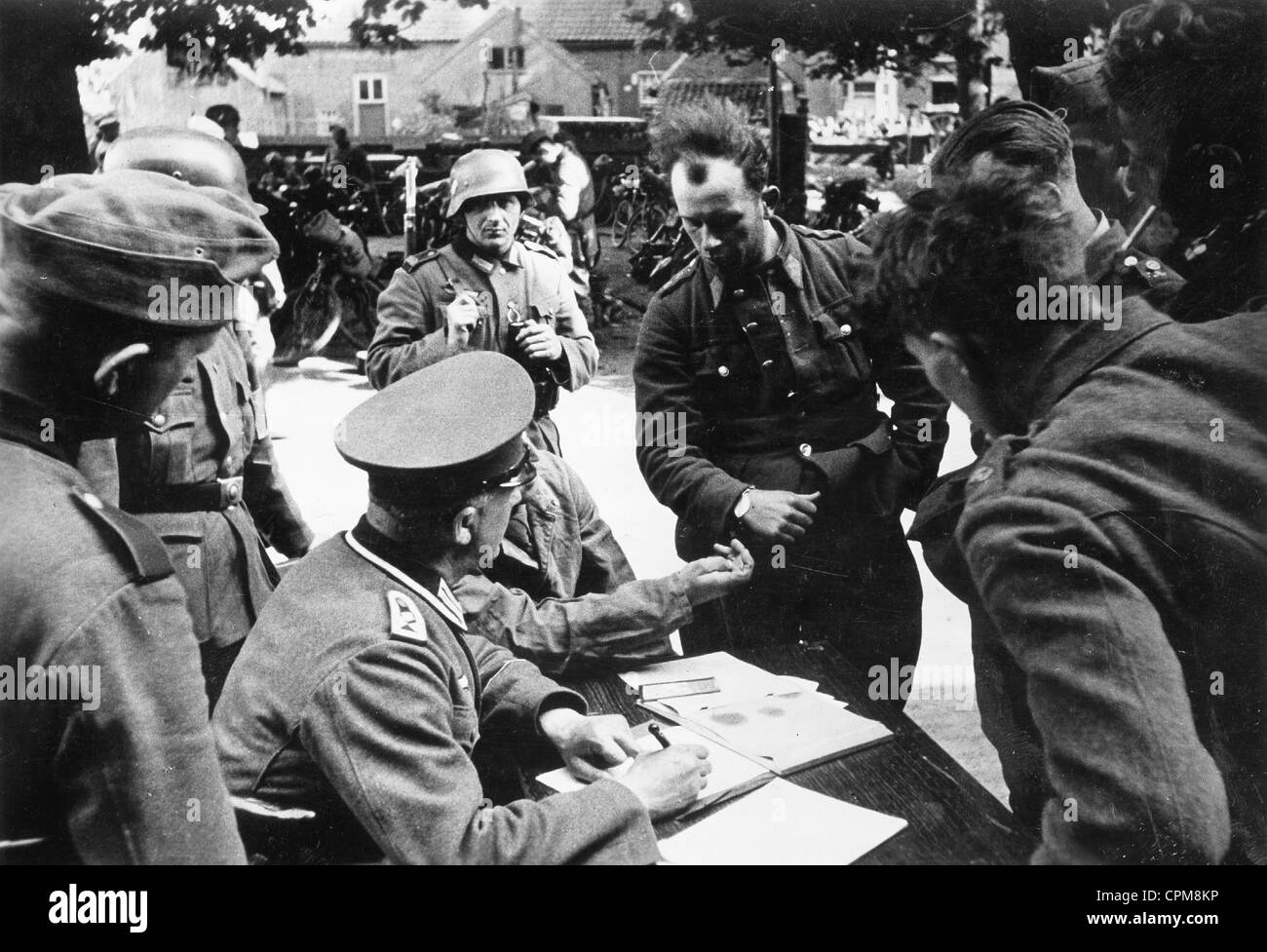 Les soldats allemands s'inscrire. néerlandais prisonniers, 1940 Banque D'Images