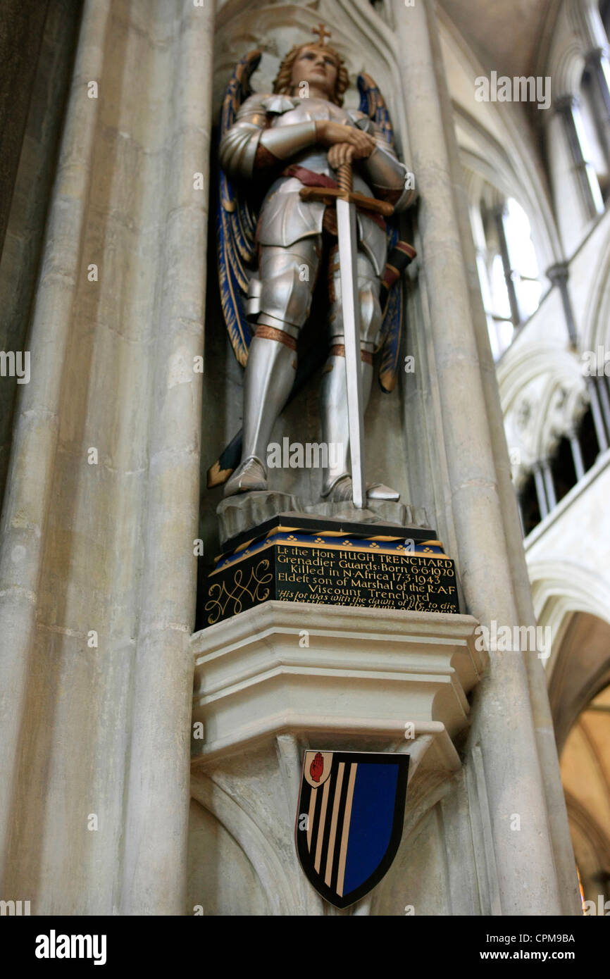 Mémorial pour le fils de Lord Trenchard Spire se trouve dans une colonne à la cathédrale de Salisbury Banque D'Images