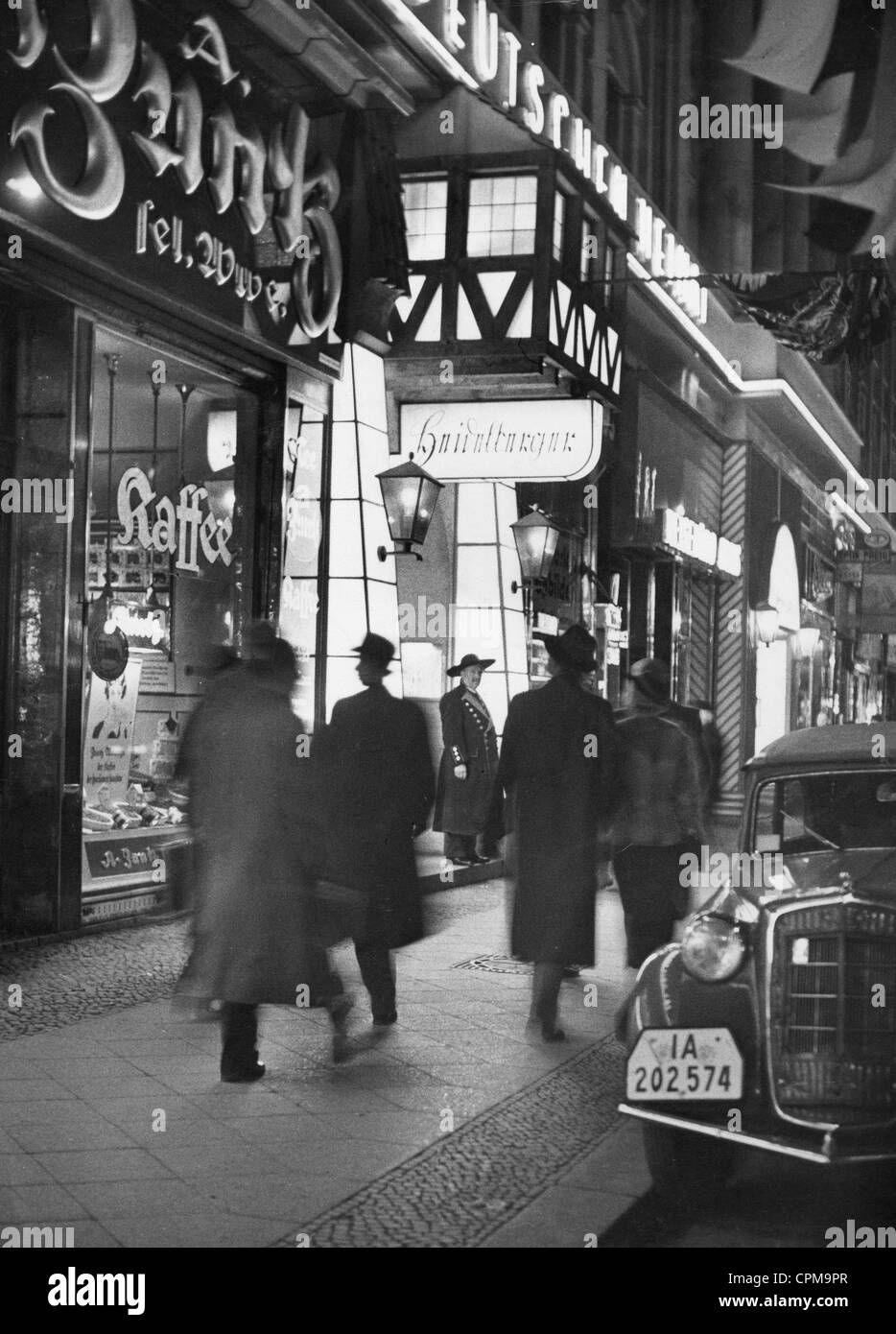 La Friedrichstrasse à Berlin la nuit, 1935 Banque D'Images