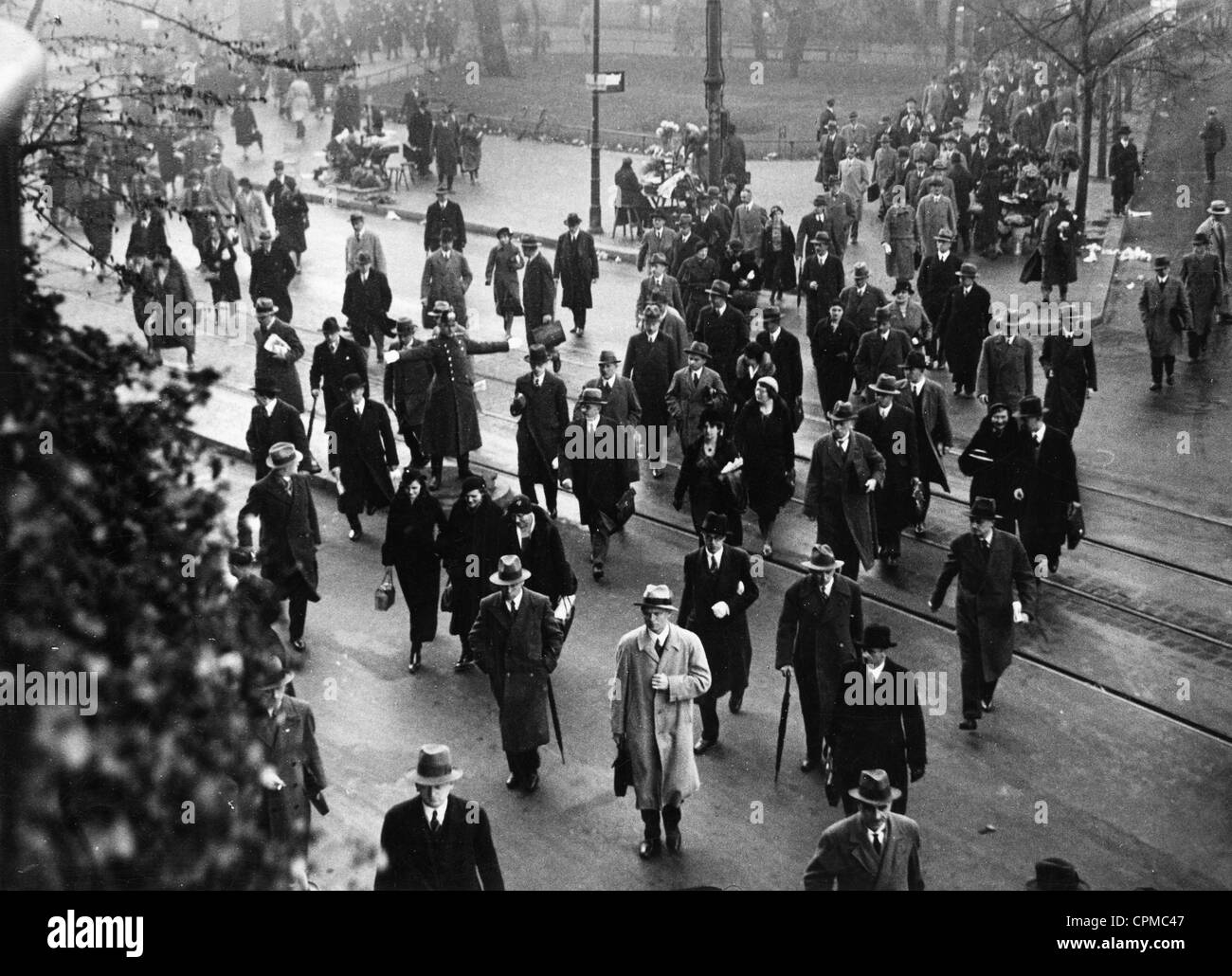 Les navetteurs à pied au cours de la BVG grèves des transports publics de Berlin, 3ème-7ème Novembre 1932 (photo n/b) Banque D'Images