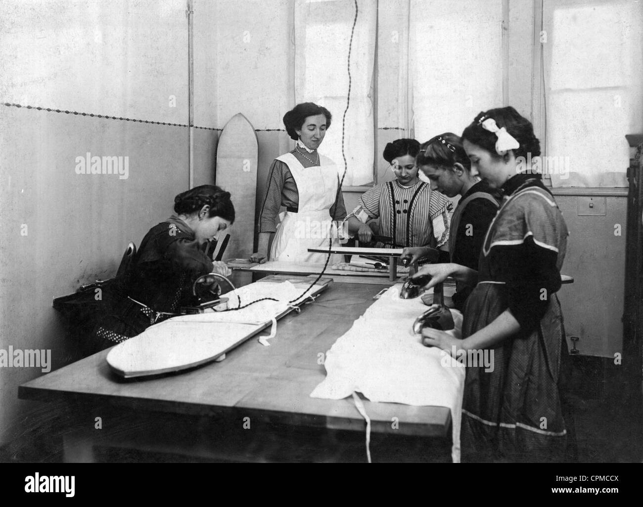 Les élèves apprennent l'économie domestique à Berlin, 1914 Banque D'Images