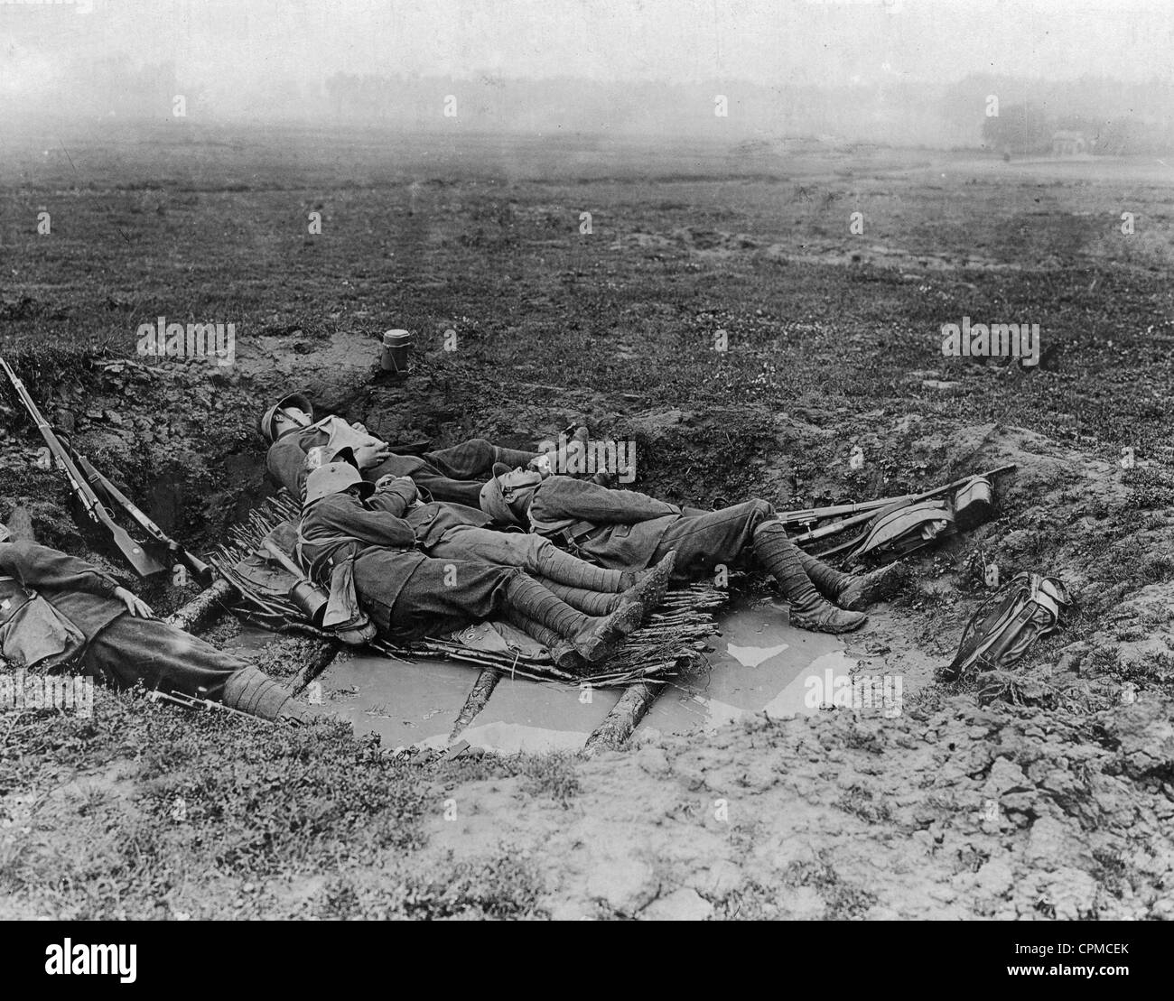 Les soldats allemands qui dorment dans un cratère de shell sur le front de l'Ouest, 1917 Banque D'Images