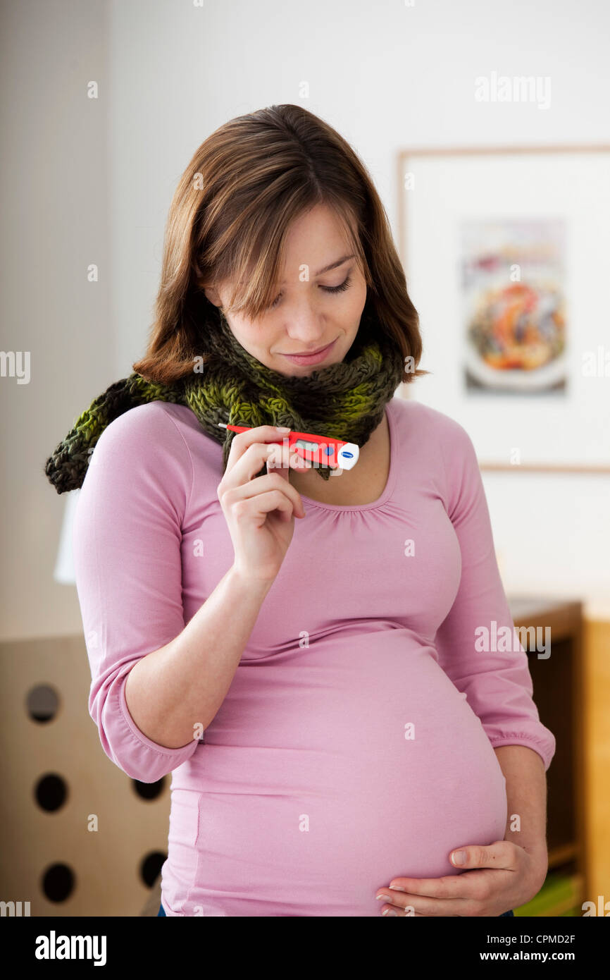 Femme enceinte avec fièvre Banque D'Images