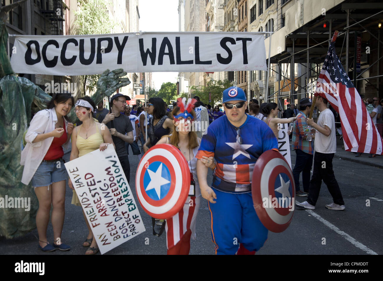 Occupy Wall Street dance group, occupent la danse, rend leur présence à la parade de danse à New York. Banque D'Images