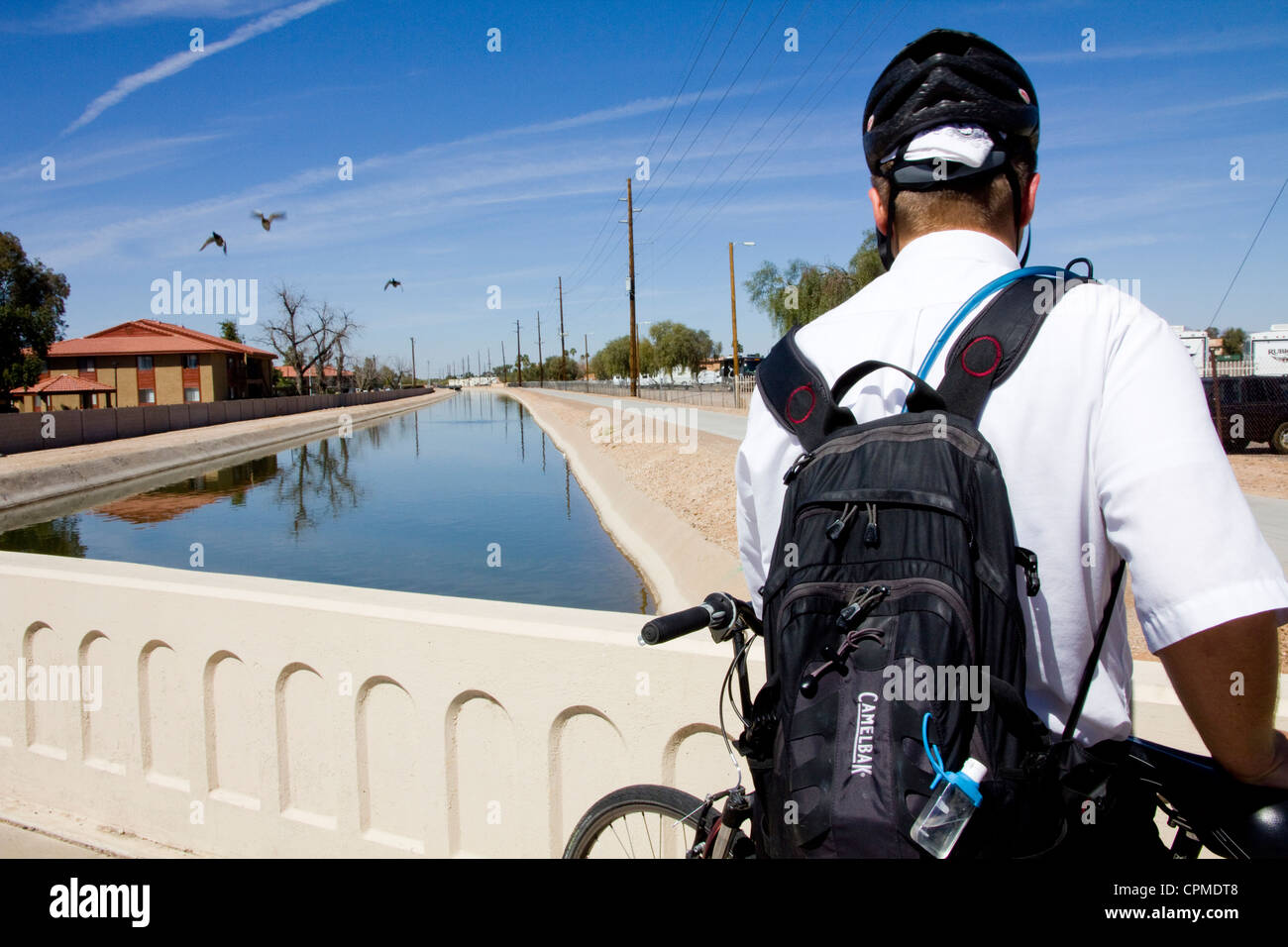 Les cyclistes, les joggeurs et les poussettes affluent vers la voie pavée le long d'un canal d'irrigation dans la région de Mesa, AZ, États-Unis d'Amérique. Banque D'Images