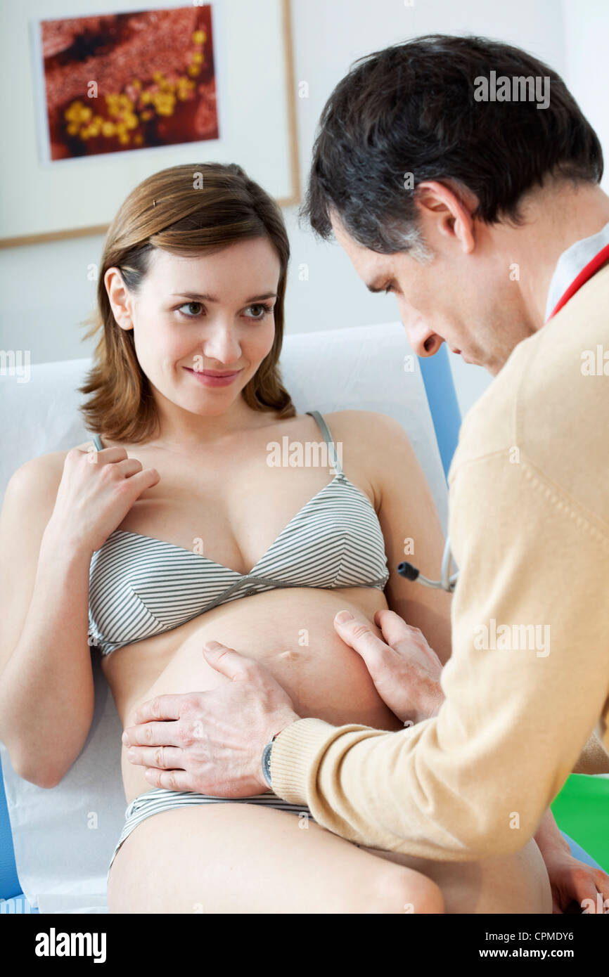 La palpation de l'ABDOMEN FEMME ENCEINTE Banque D'Images