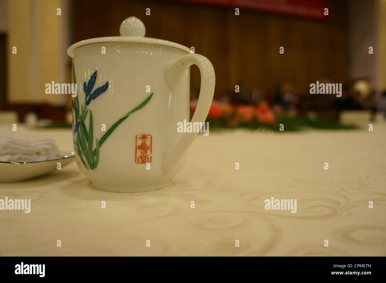 Une tasse de thé chinois typique dans la Grande Salle du Peuple Banque D'Images