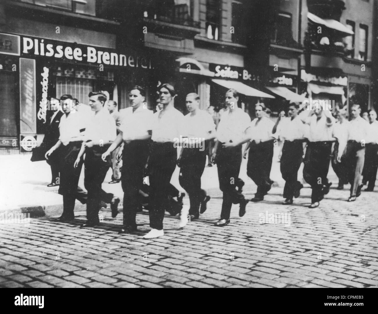 Les membres de sa chemise blanche en mars pour protester contre l'interdiction de l'uniforme du gouvernement Brüning en 1930, Berlin (photo n/b) Banque D'Images