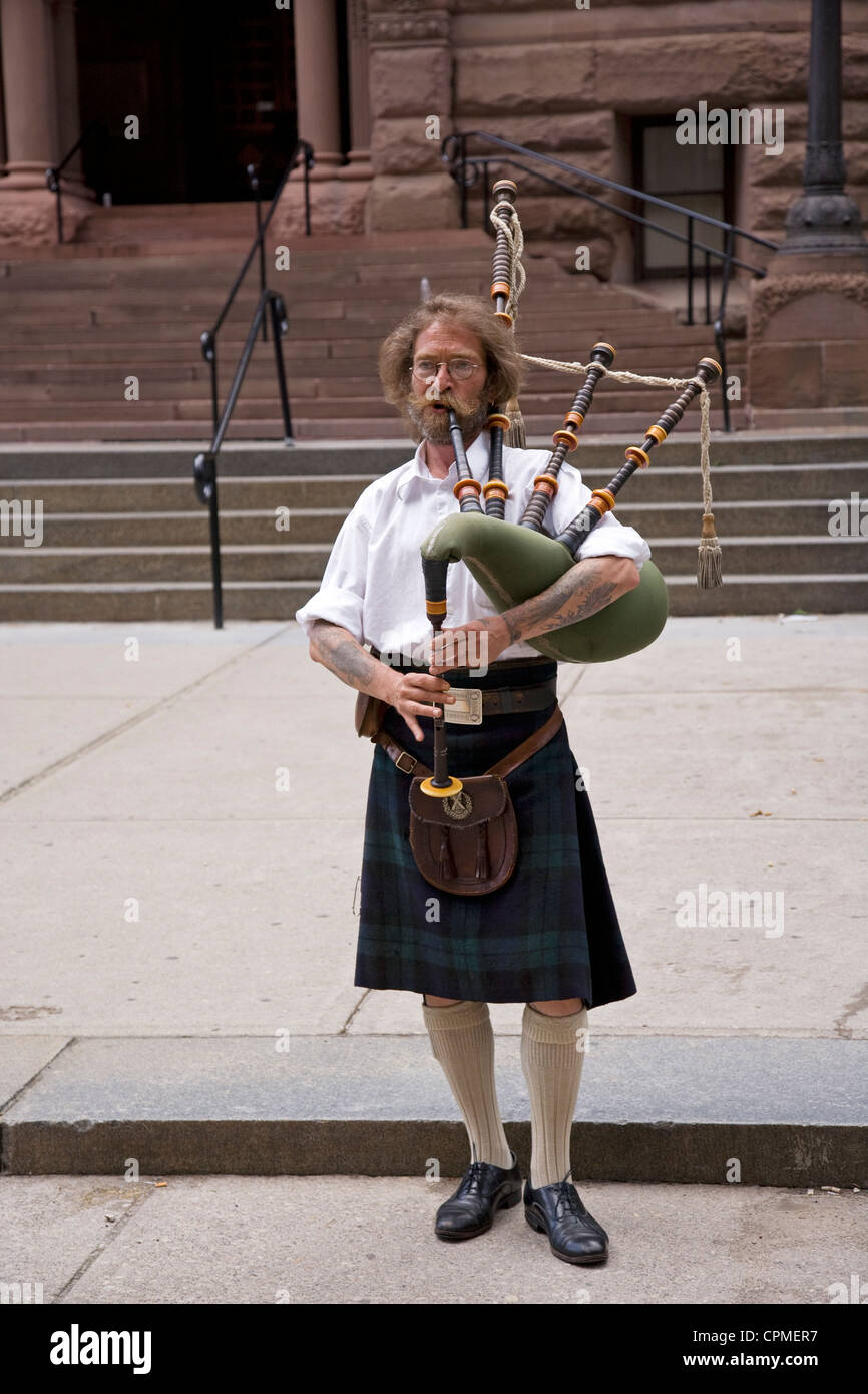 Homme jouant de la cornemuse sur les marches de l'Ancien hôtel de ville. Toronto, Canada. Banque D'Images