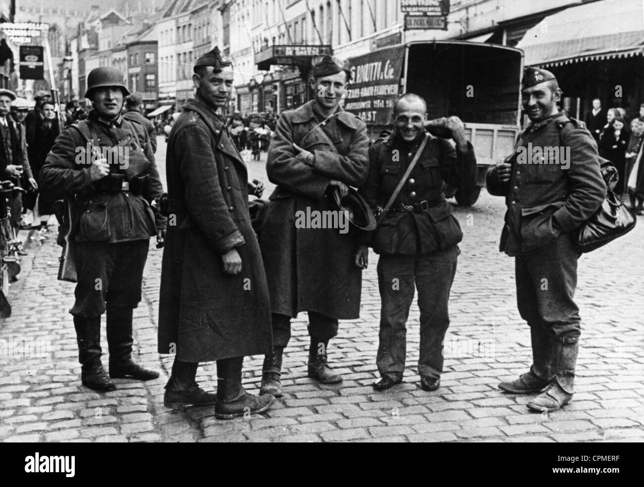 Des soldats allemands et belges après le cessez-le-feu en Belgique, 1940 Banque D'Images