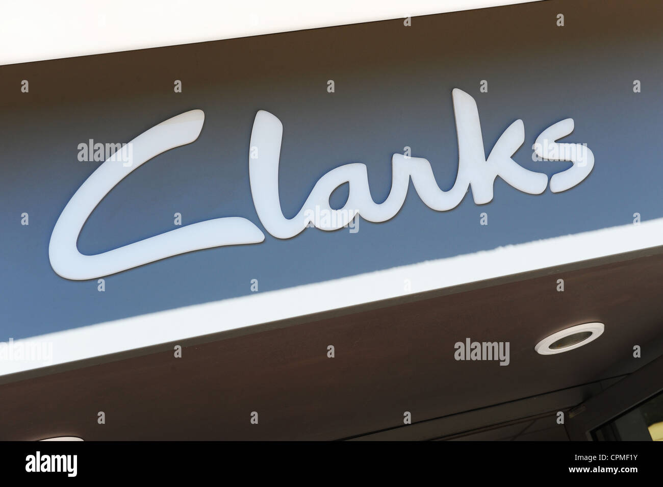 Magasin de chaussures Clarks et logo sign Uk Banque D'Images