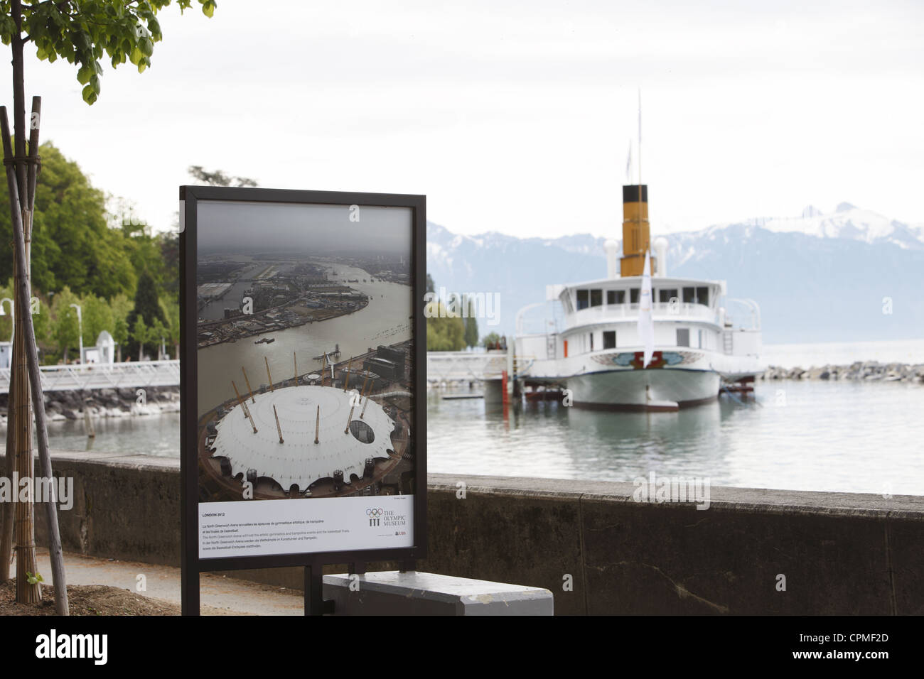 Bateau à aubes olympiques du CIO et de l'affiche sur le Lac Léman Ouchy waterfront à Lausanne, Vaud, Suisse Banque D'Images