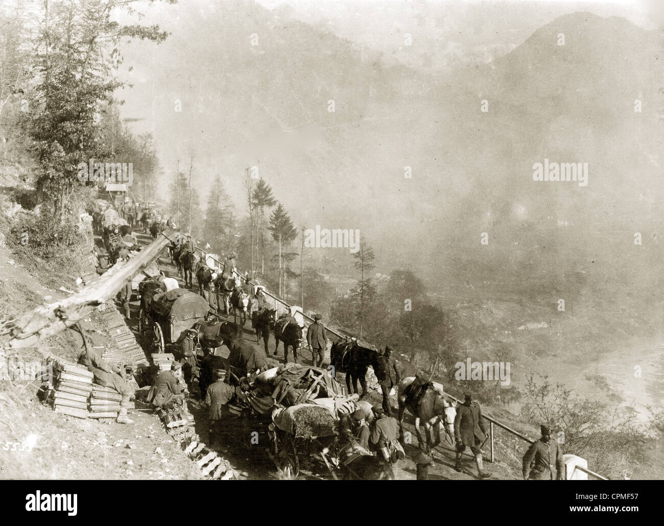 Convoi allemand durant la 12e bataille de l'Isonzo, 1917 Banque D'Images