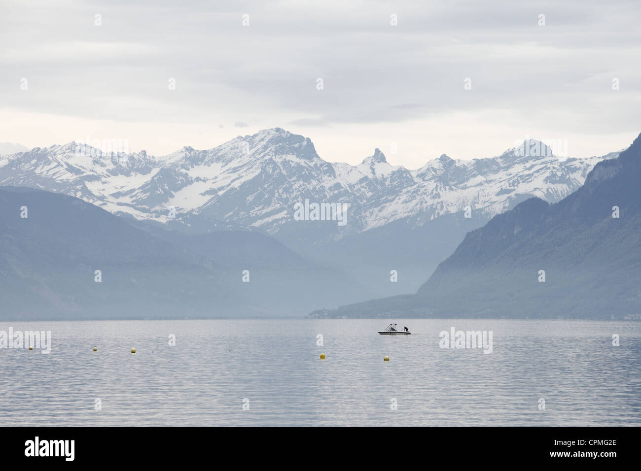 Bateau à moteur sur le Lac Léman Ouchy waterfront à Lausanne, Vaud, Suisse Banque D'Images