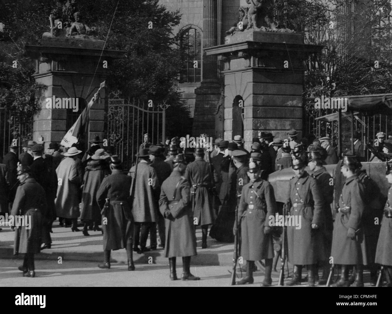 La police de protéger les élèves avant l'Université de Berlin, 1922 Banque D'Images