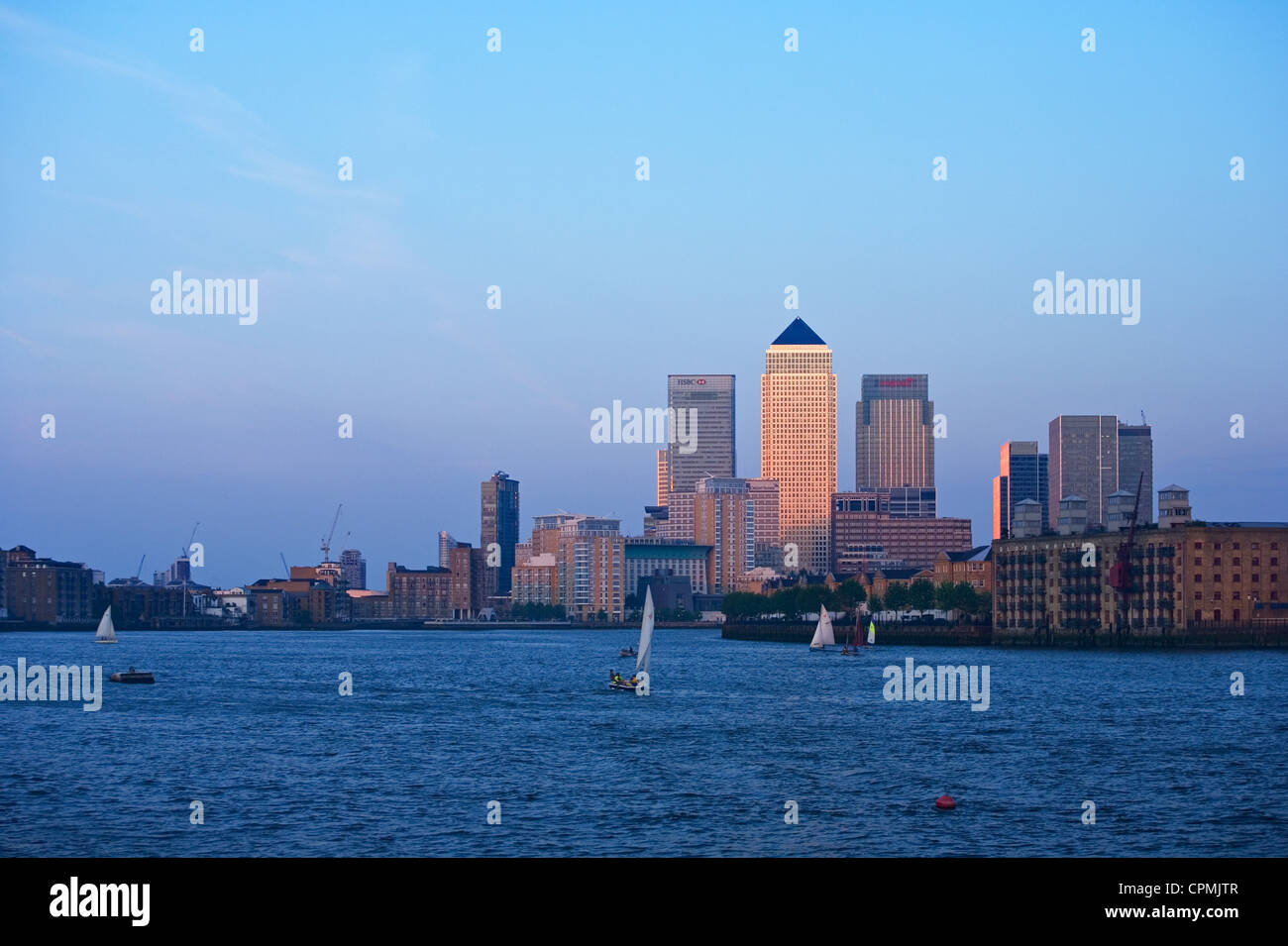 Le quartier de Canary Wharf Docklands avec vue sur la Tamise au crépuscule Banque D'Images