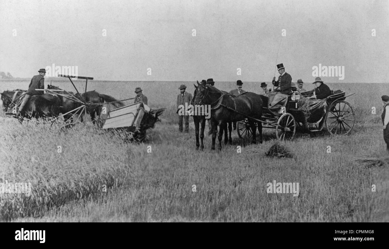 Le prince Otto von Bismarck visites paysans durant la récolte, 1897 Banque D'Images