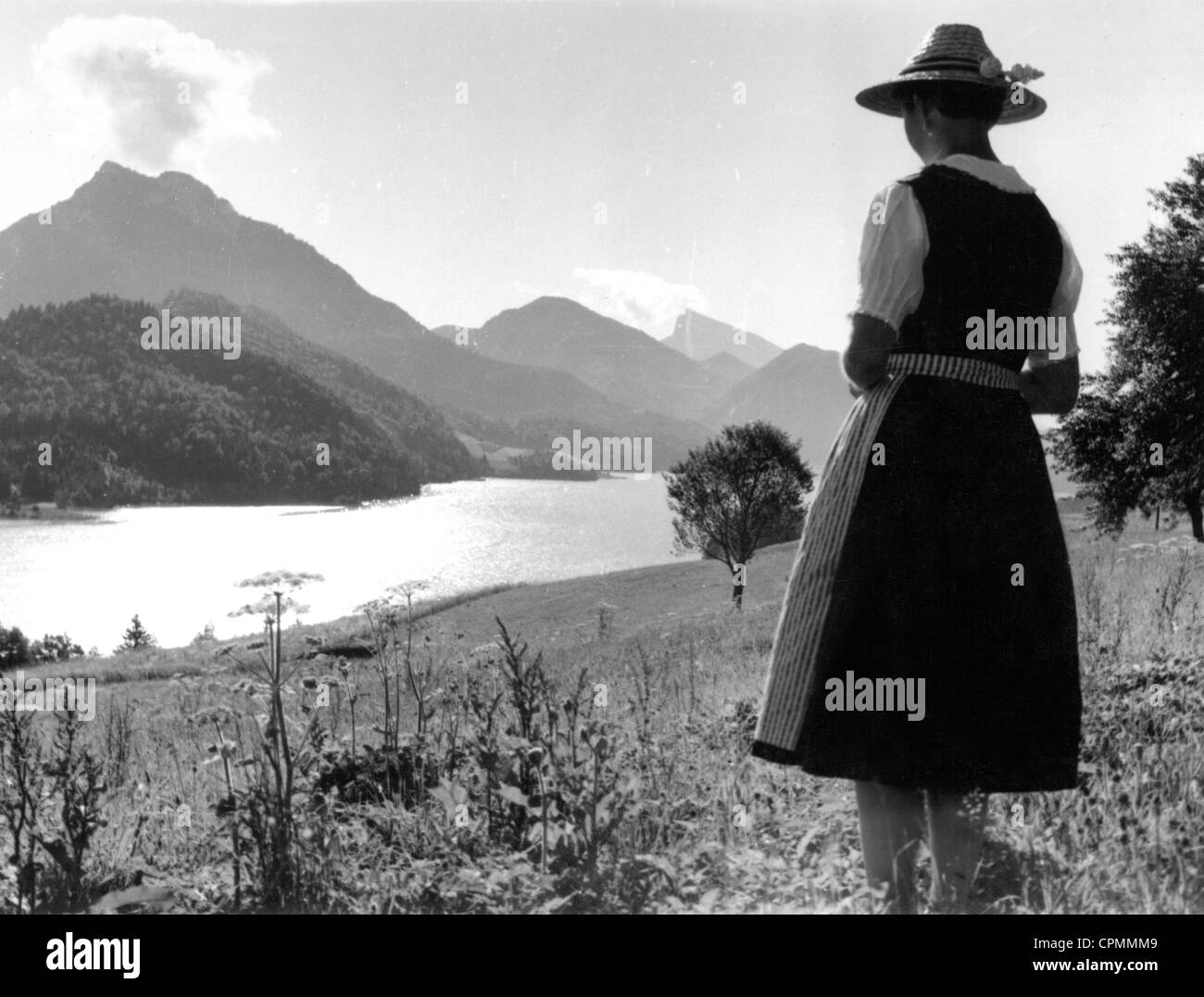 Woman in Dirndl sur Fuschlsee en Autriche, 1943 Banque D'Images