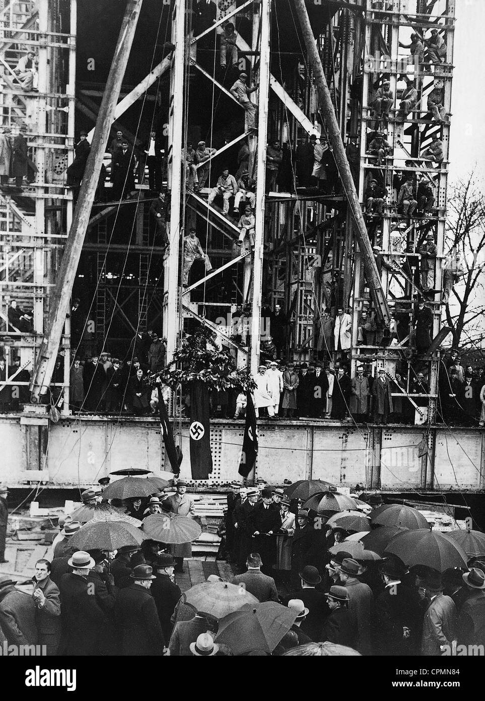 Cérémonie de la garniture du pavillon allemand à l'Exposition mondiale à Paris, 1937 Banque D'Images