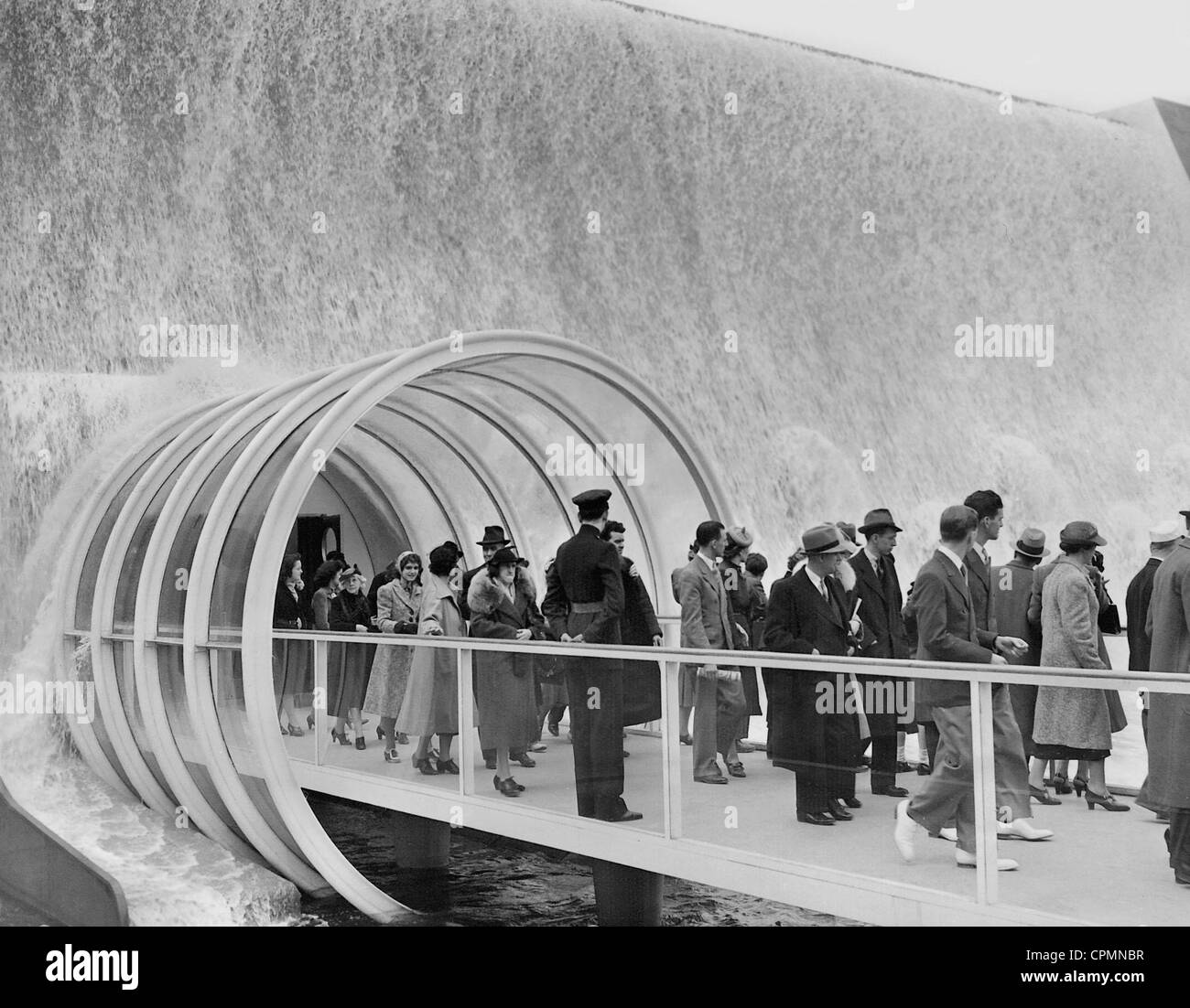 Les visiteurs sous la cascade à l'Exposition Mondiale à New York, 1939 Banque D'Images