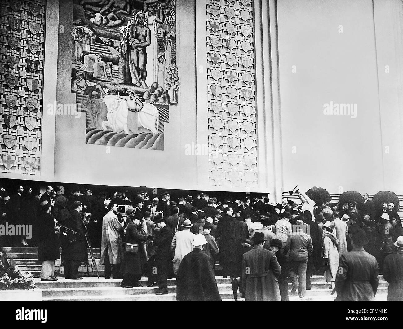Les visiteurs du pavillon France à l'Exposition mondiale à Bruxelles, 1935 Banque D'Images