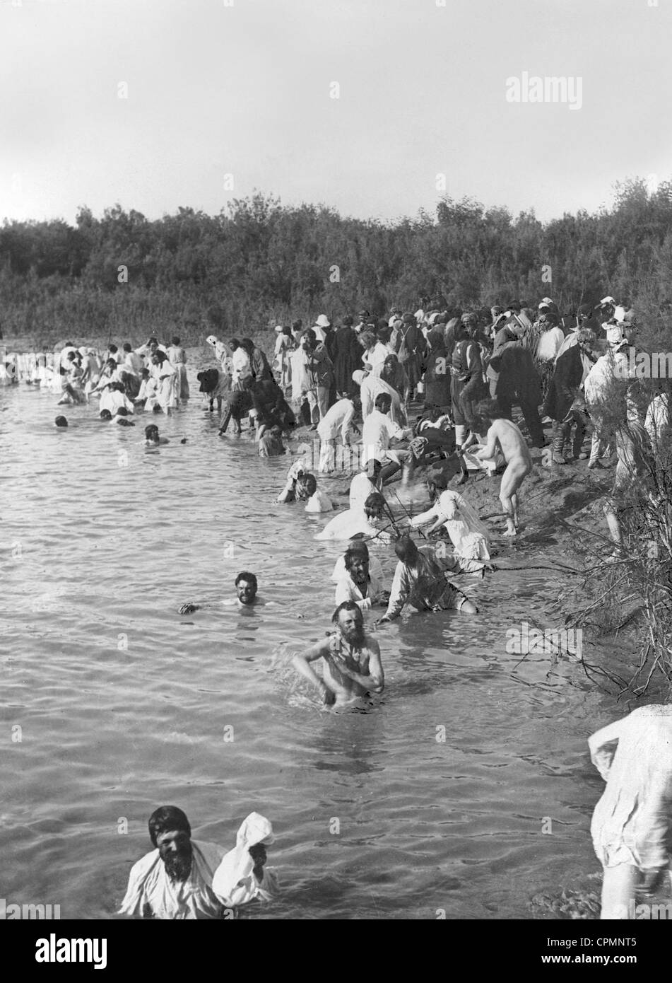 Les pèlerins orthodoxes russes se baigner à Pâques dans le Jourdain, 1909 Banque D'Images