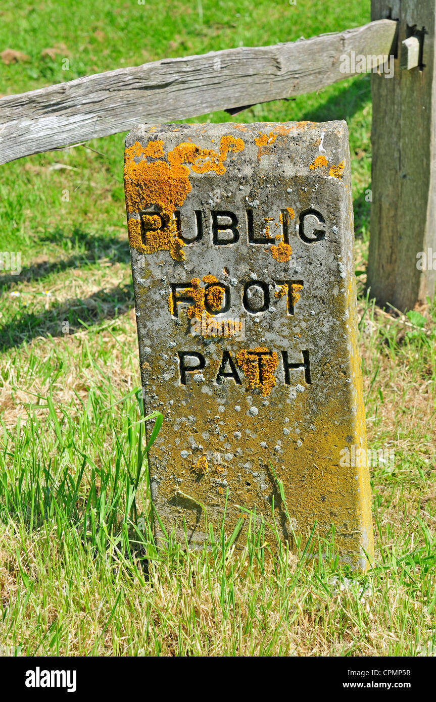 Sentier Public en pierre recouvert de lichen signe Banque D'Images
