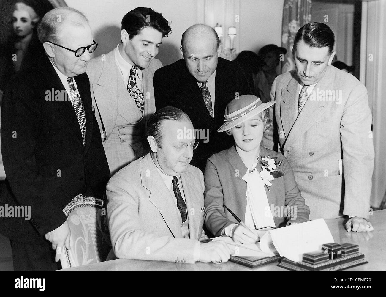 Lloyd Wright, Francis Lederer, Samuel Goldwyn, N.D. McKay, Jesse Lasky et Mary Pickford, 1935 Banque D'Images