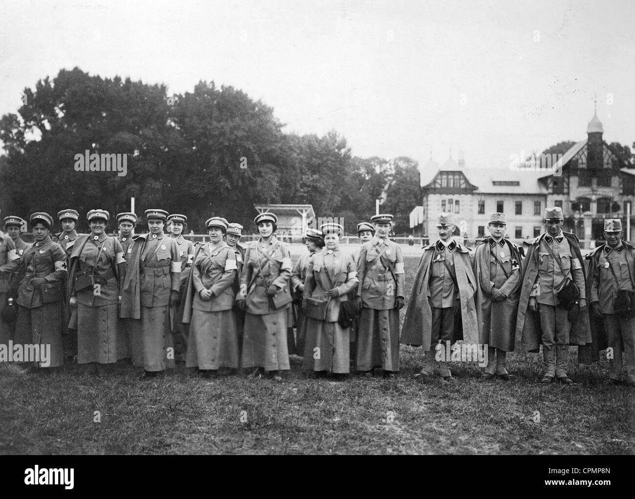 Les ambulanciers et le personnel paramédical féminin de la Croix-Rouge autrichienne à Vienne, 1914 Banque D'Images