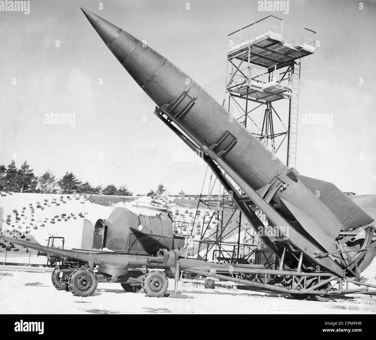 Missiles V-2 allemand est élevé jusqu'en préparation pour le décollage (b/w) photo Banque D'Images