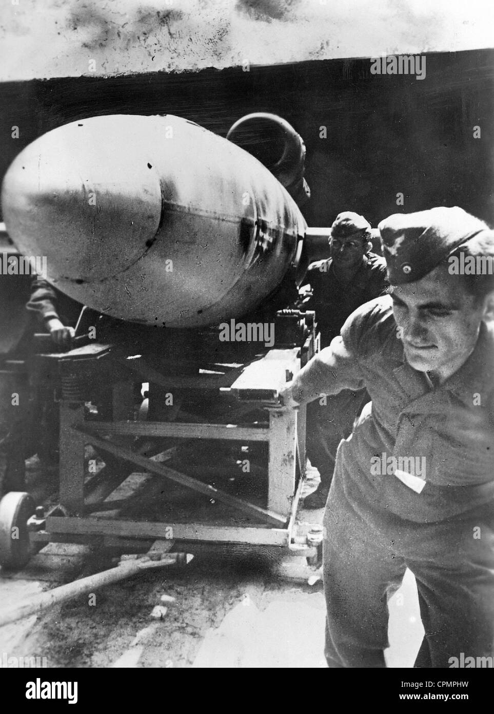Les soldats allemands transportant une bombe volante V1 pour le site de lancement, 1944 (photo n/b) Banque D'Images