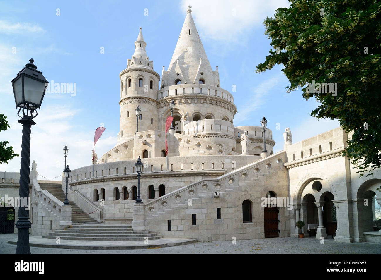 La grande tour de Bastion des pêcheurs sur la colline du château de Budapest (Hongrie) Banque D'Images