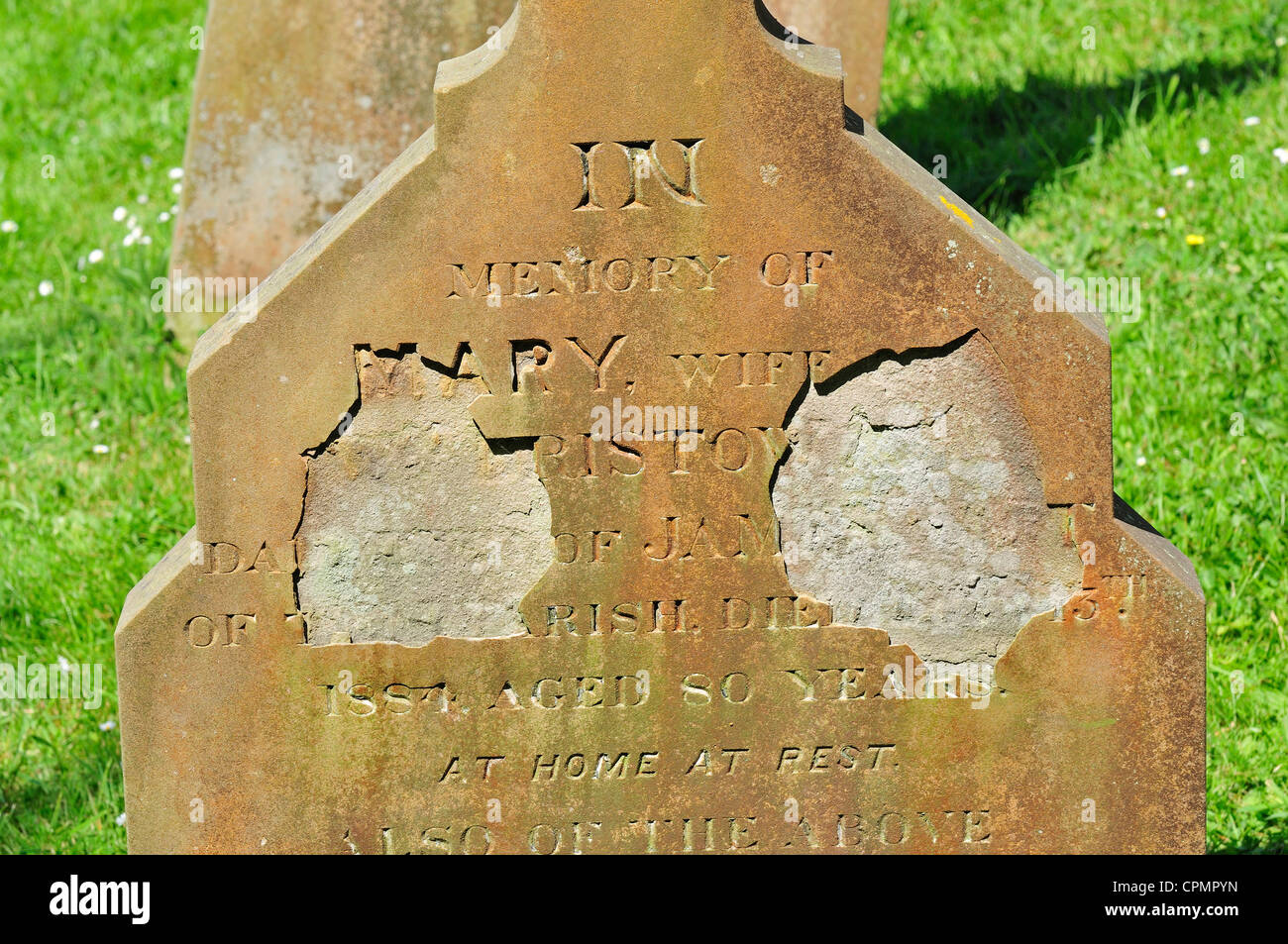 Boughton Monchelsea village, Kent, Angleterre, Royaume-Uni. Mal connu pierre tombale à St Peter's Churchyard Banque D'Images