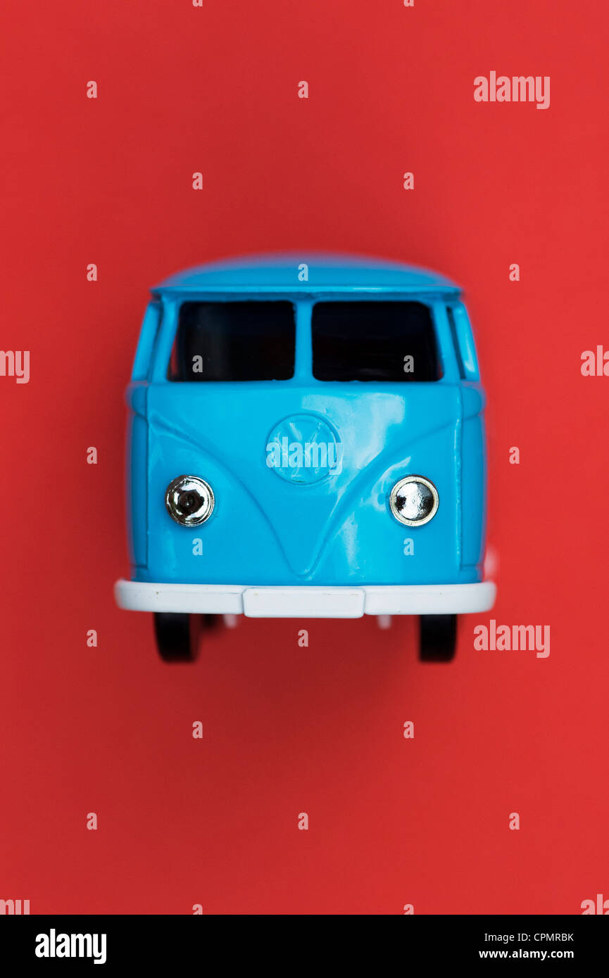 Matchbox bleu Volkswagen van Die Cast sur fond rouge Banque D'Images